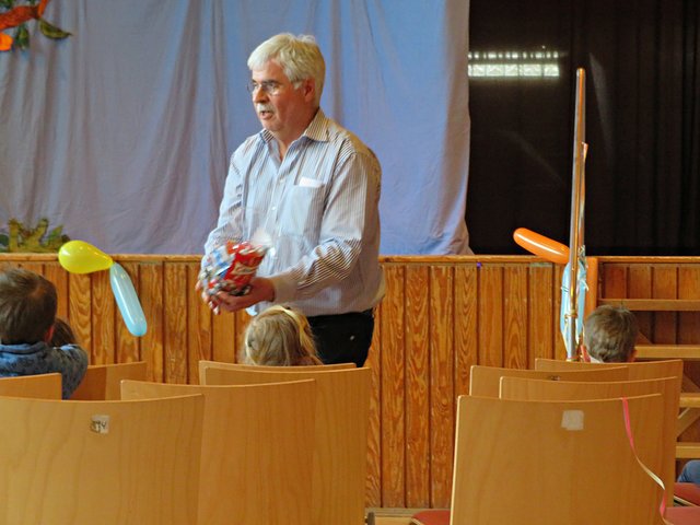 Gebhart mit der Bonbondose unterwegs | Foto: Brigitte Melder