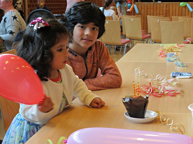 Geburtstagskind Tina mit ihrer "Geburtstagstorte" und Bruder | Foto: Brigitte Melder