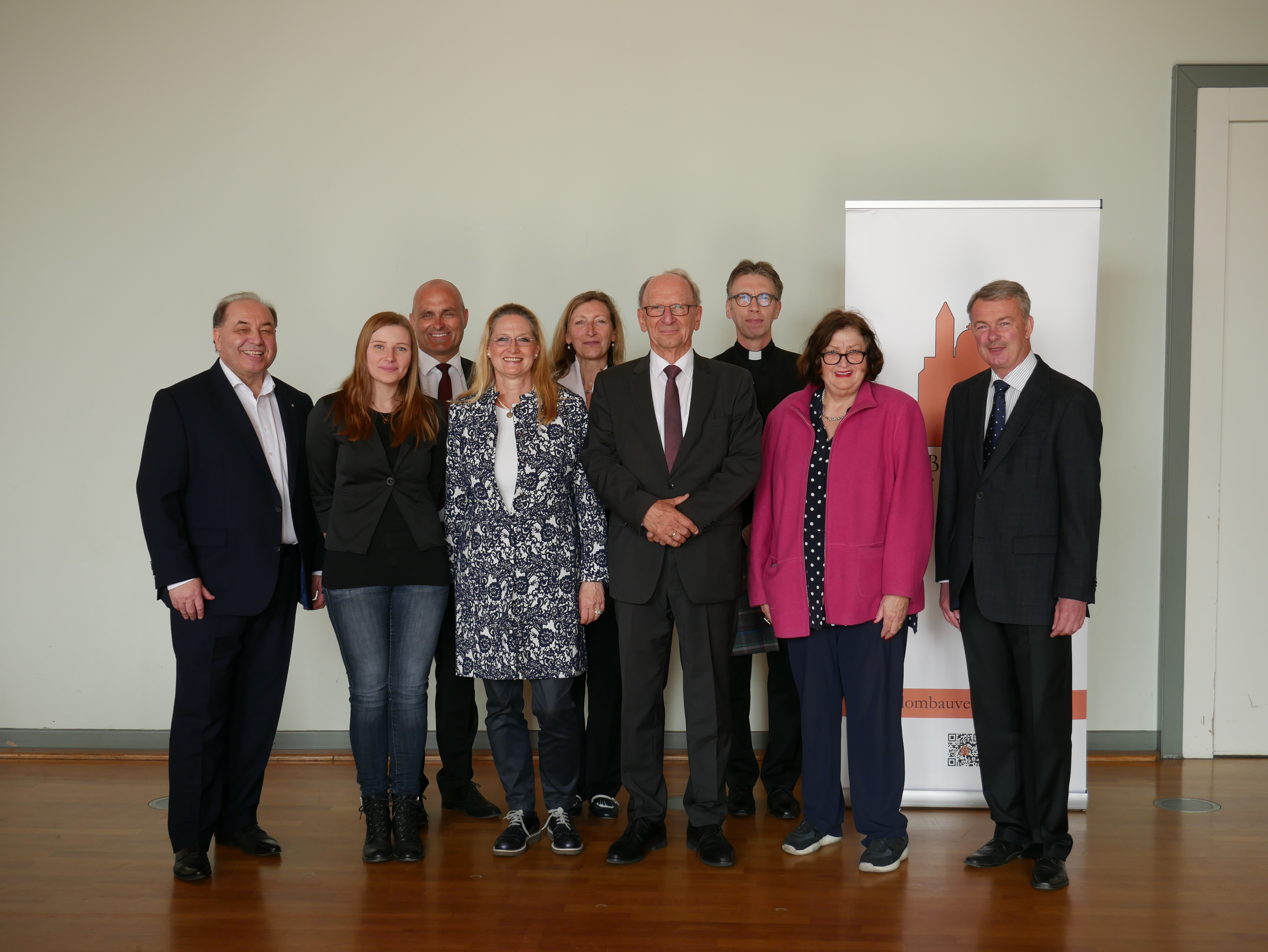 Der Vorstand des Dombauvereins (v.l.n.r.): Winfried Szkutnik, Hedwig Drabik, Mathias Geisert, Dr. Barbara Schmidt-Nechl, Carmen Gahmig, Dr. Gottfried Jung, Domkapitular Peter Schappert, Gabriele Fischer, Günther Frei (nicht auf dem Bild: Dompfarrer Mathias Bender, Franz Dudenhöffer, Hans-Joachim Ritter).