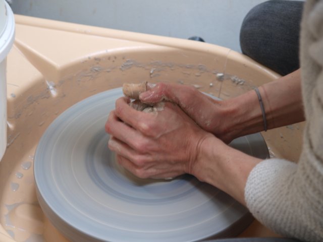 an der Töpferscheibe | Foto: Kristin Hätterich