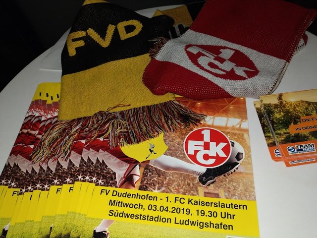 Zum Spiel gab es ein Stadionheft und einen extra produzierten Spieltagsschal mit den Logos beider Mannschaften. | Foto: BAS