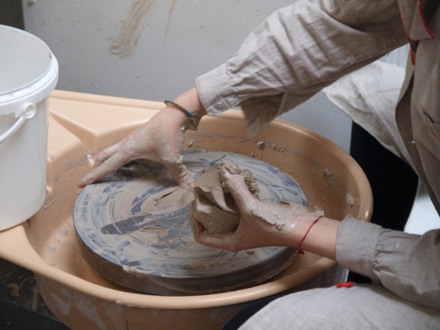 erste Versuche an der Scheibe | Foto: Kristin Hätterich