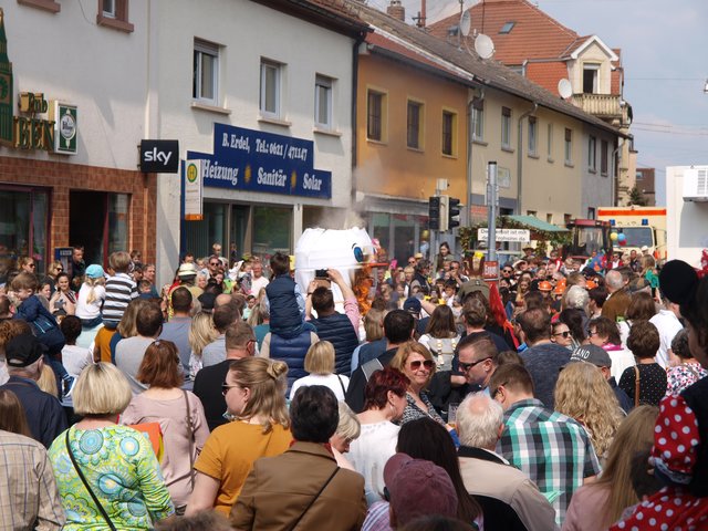 Der Schneemann brennt. | Foto: Kristin Hätterich
