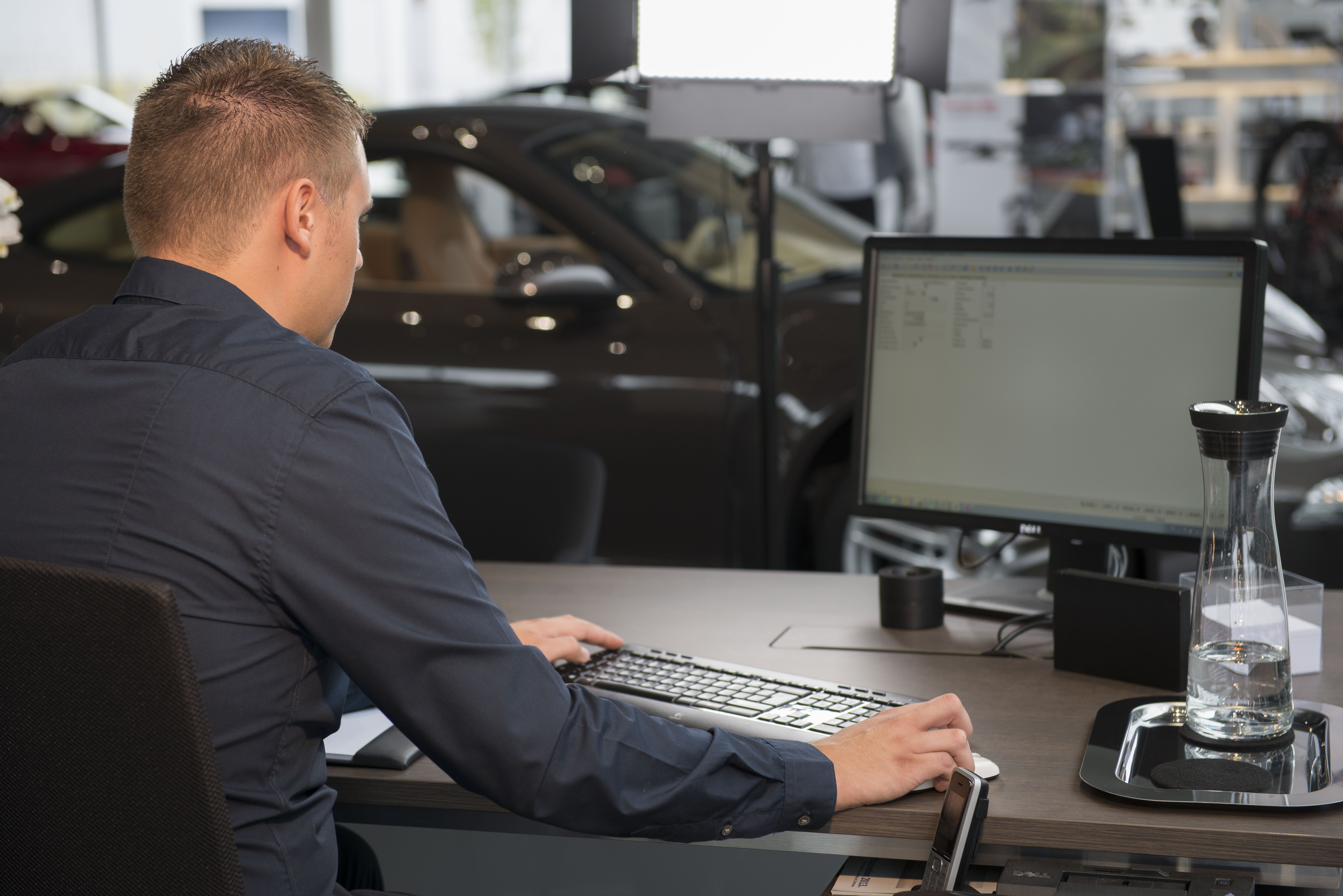 Der Automobilkaufmann oder die Automobilkauffrau ist die Schaltzentrale im Autohaus.
