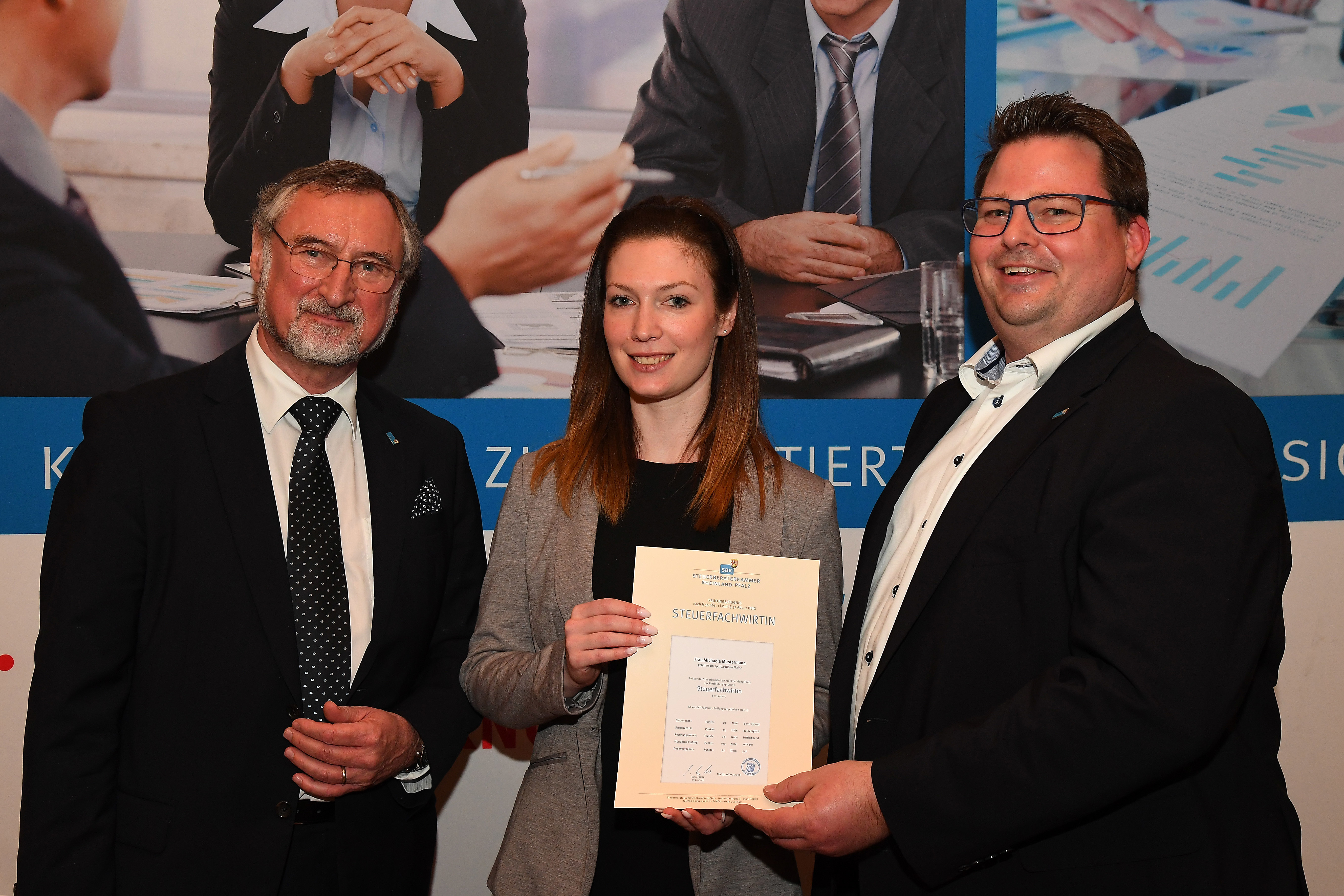 Von links: Edgar Wilk (Präsident der Steuerberaterkammer Rheinland-Pfalz), Sarah Schäfer, Steuerberater Carsten Jacob (Mitglied im Vorstand der Steuerberaterkammer Rheinland-Pfalz). Foto: Steuerberaterkammer Rheinland-Pfalz/Kristina Schäfer