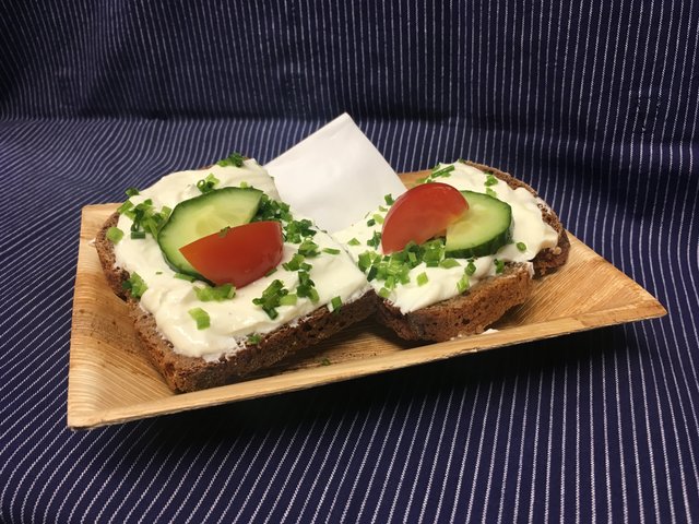 Auf frisches Brot aus Sauerteig wie die Freinsheimer „Stadtmauerkruste“ mit leckerem Belag können sich die Besucher bei der Eröffnung am 13. April freuen. | Foto: Backhausverein
