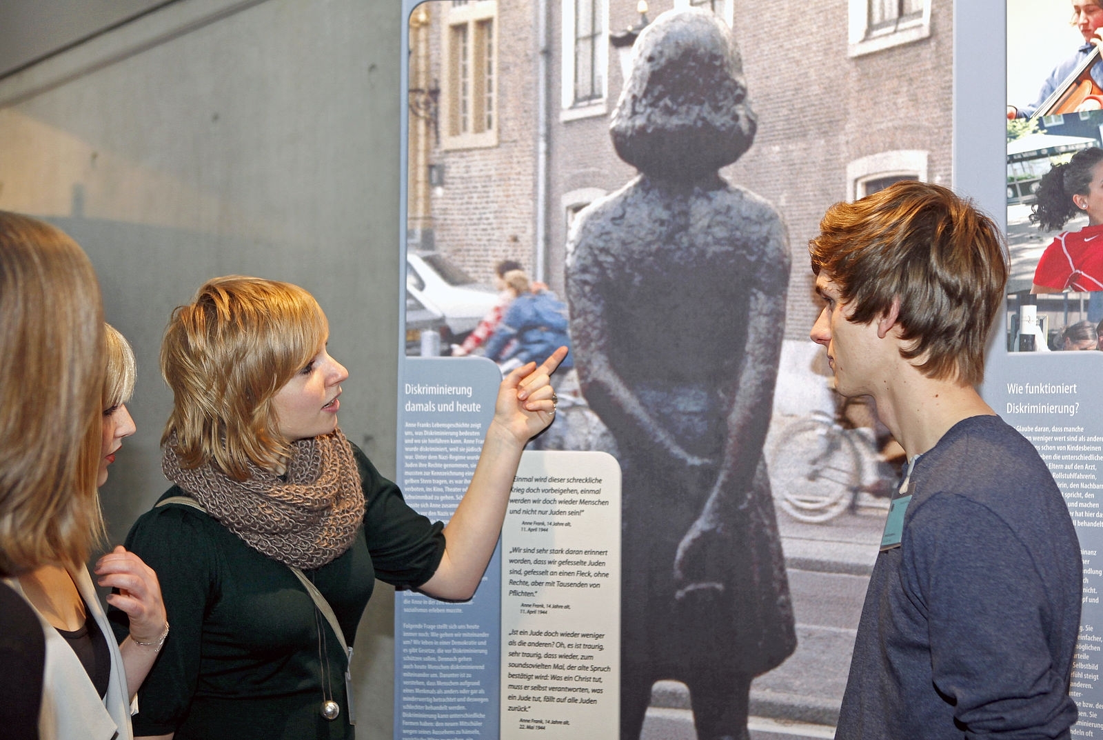 Pädagogisches Konzept der Ausstellung: Jugendliche begleiten Interessierte.
