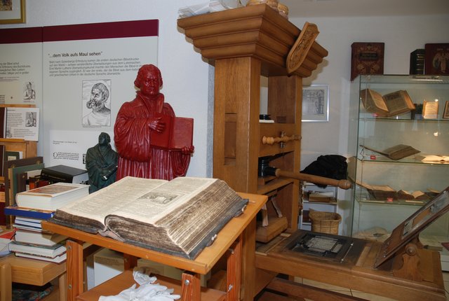 Über allen Exponaten wacht Martin Luther. | Foto: Pacher