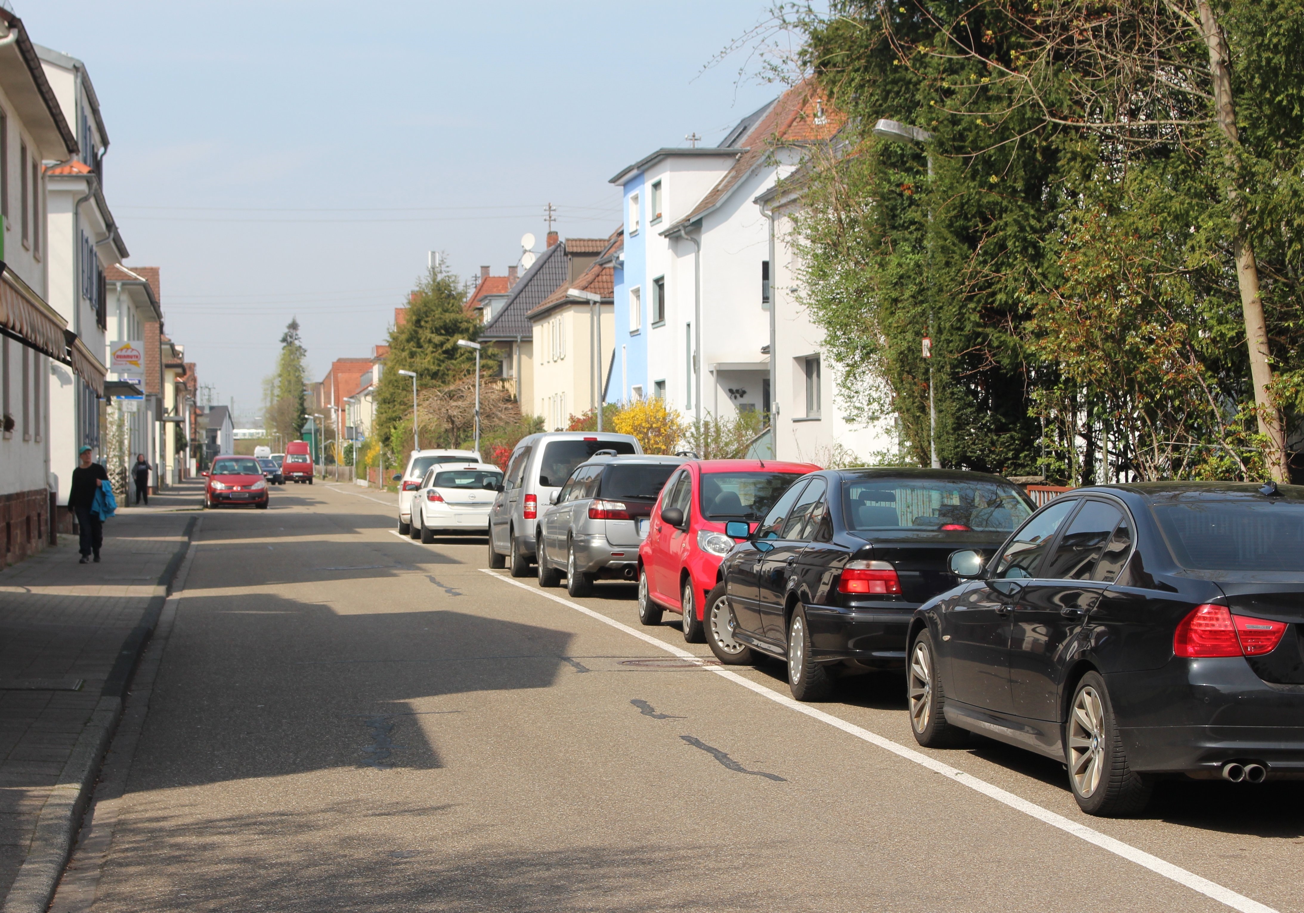 Das Gehwegparkverbot bewegt Anwohner in der gesamten Stadt. In der Enzstraße in Weiherfeld sind Parkplätze jeweils auf einer Seite weggefallen. Der Parkdruck steigt weiter in diesem Stadtteil. foto: HT