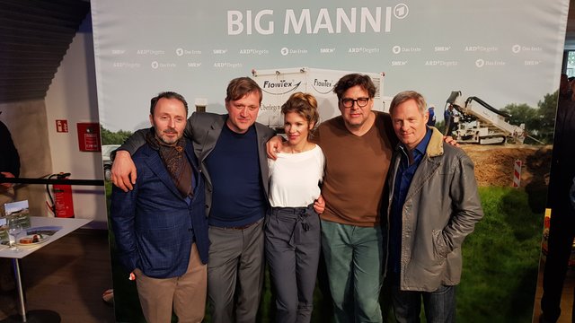 Blick auf die Schauspieler, unter anderem Felix Eitner (Thomas Bärlach), Nina Gnädig (Irene Brenner) und Hans-Jochen Wagner (Manfred Brenner) | Foto: jow