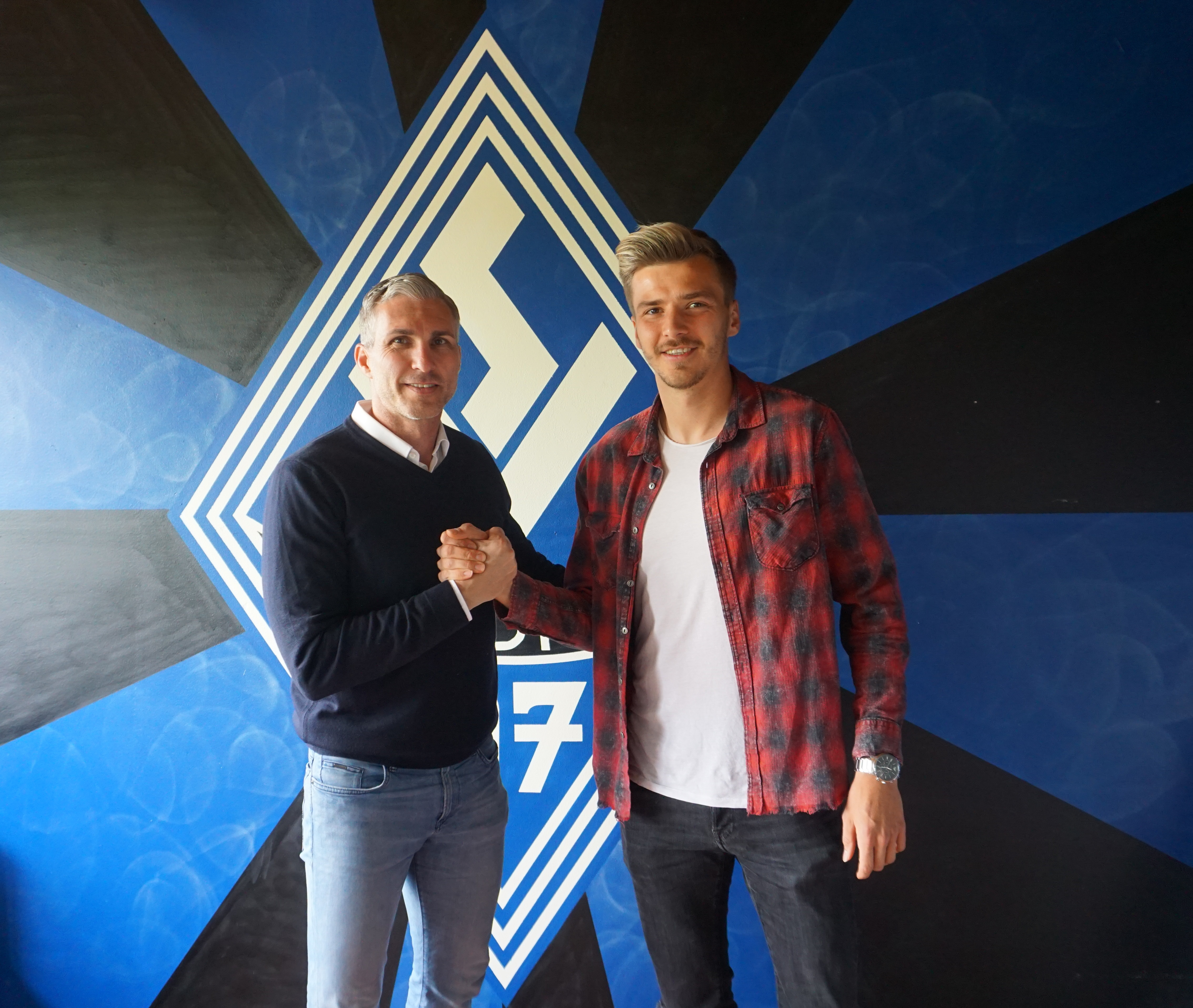 Jochen Kientz, sportlicher Leiter beim SV Waldhof, und Maurice Deville freuen sich über die Vertragsverlängerung.