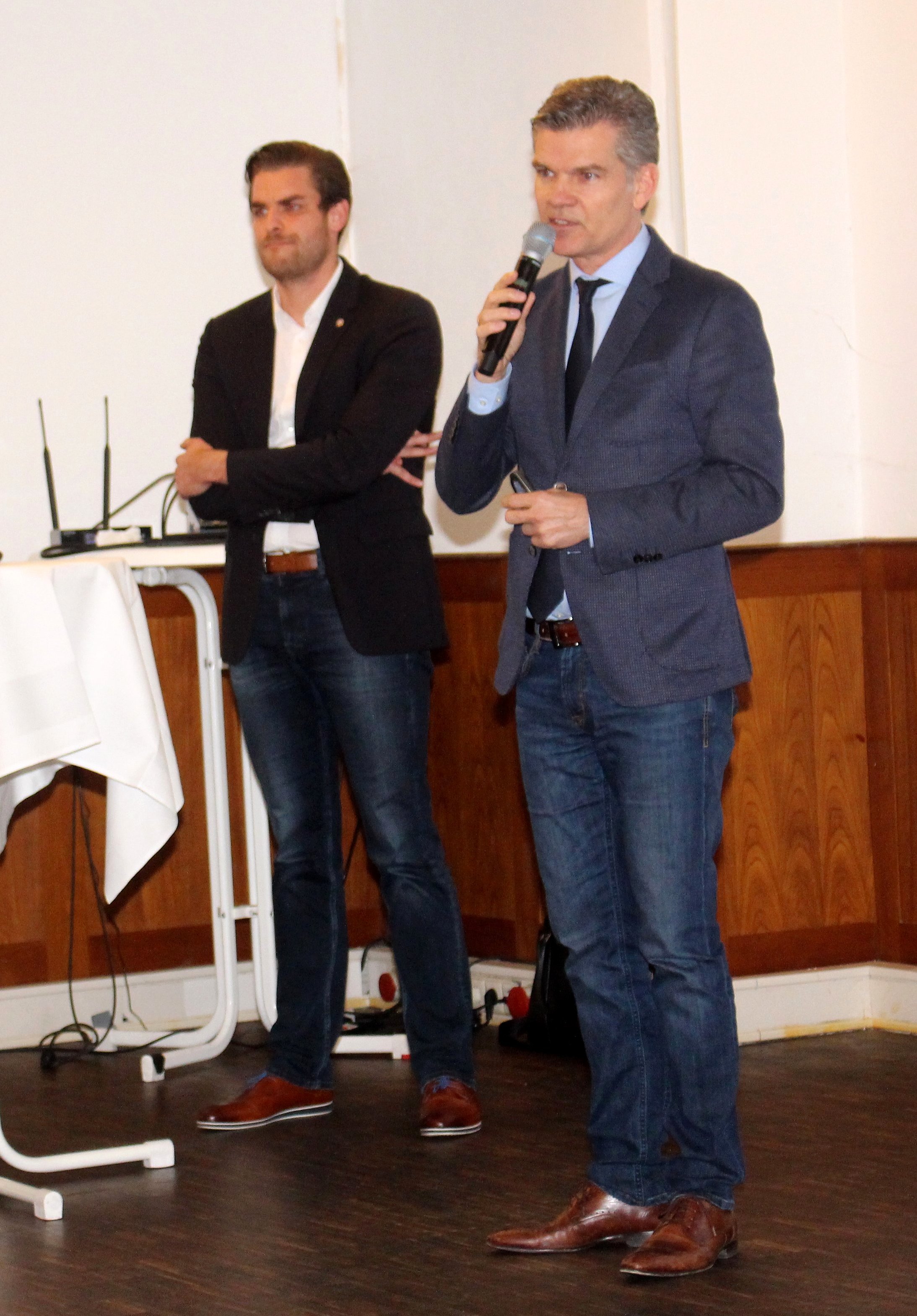 Clubchef Ingo Wellenreuther und Geschäftsführer Michael Becker informierten Sponsoren und Gönner. Fotos: Knopf