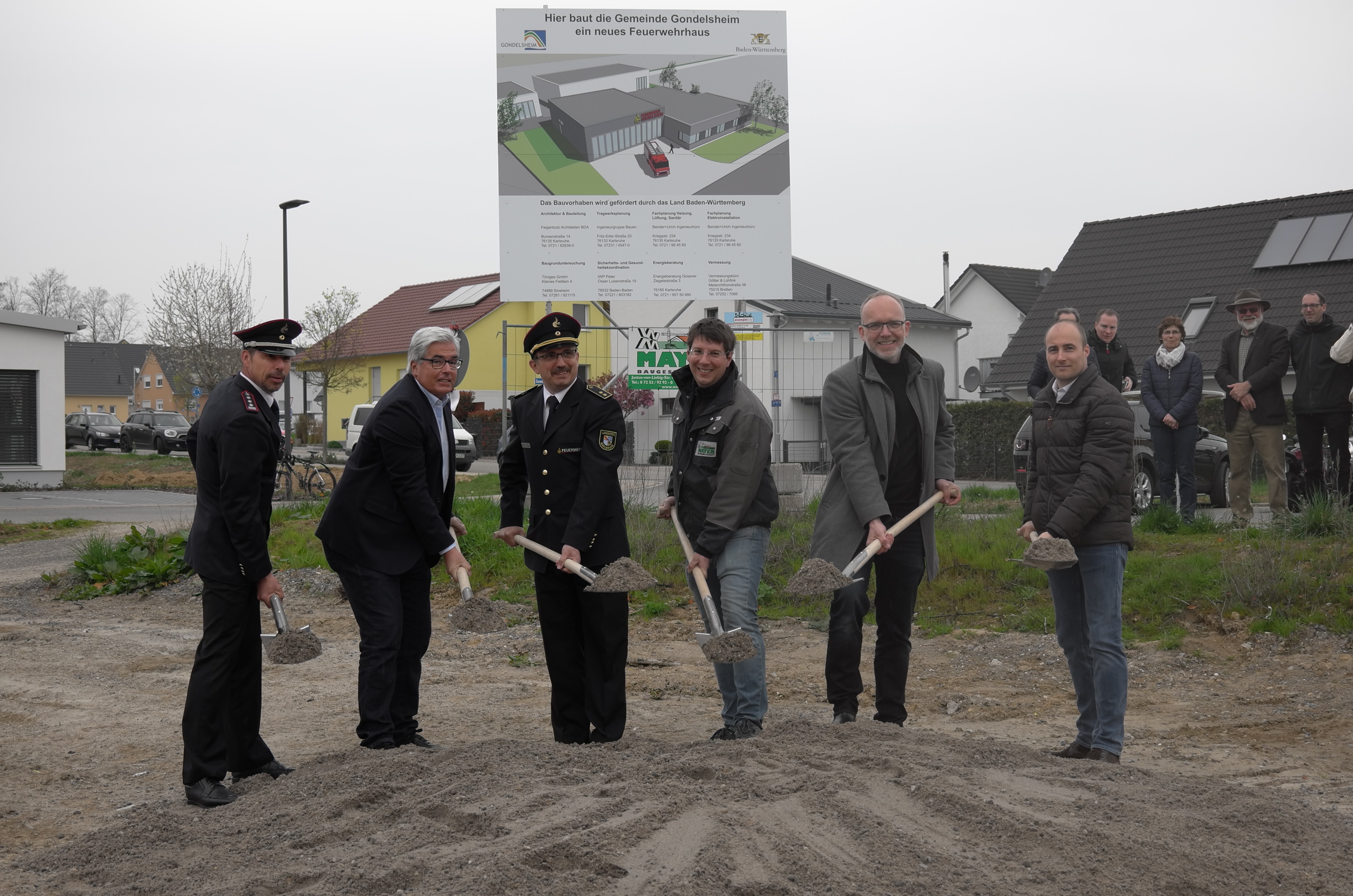 Spatenstich für das neue Gondelsheimer Feuerwehrhaus: Kommandant Heck, BM Rupp, Kreisbrandmeister Bordt, Architekt Feigenbutz