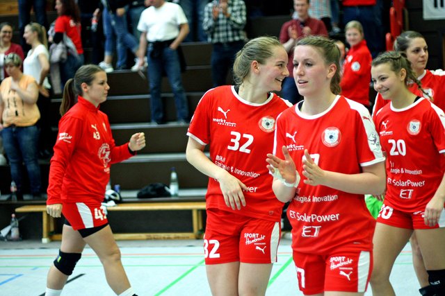 Anna Michl, Verena Oßwald, Samira Brand, Lea Marmodee und Carmen Moser auf der Ehrenrunde
