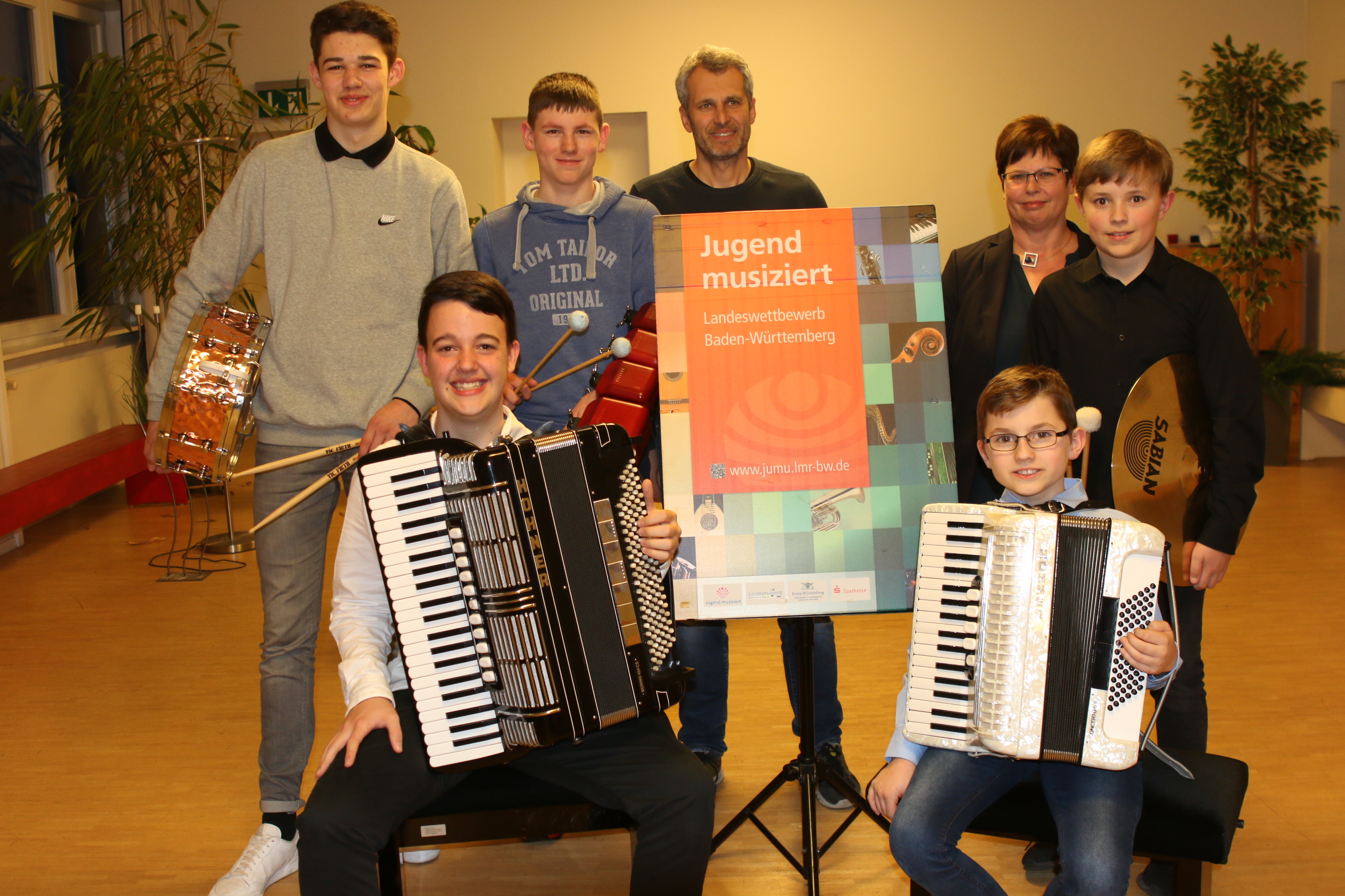 Preisträger beim Landeswettbewerb „Jugend musiziert“: Samuel Willi, Til Steinhauer, Schlagzeuglehrer Joachim Böser, Akkordeonlehrerin Beate Brenner und Tobias Braun (hinten von links). Vorne die beiden Akkordeonisten Jens Peter und Devin Kijan (rechts).