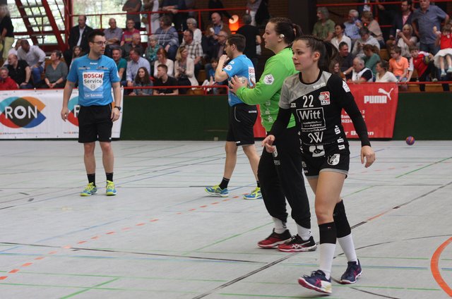 Dana Centini(TW) und Hannah Kamp (22) vom TV Beyeröhde während einer Spielunterbrechung