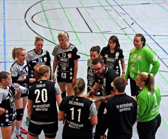 Martin Schwarzwald, der Trainer der Handballgirls aus Wuppertal, nimmt eine Auszeit. Es wird vergebens sein. Pia Adams (13), Johanna Heldmann (11) und Anna-Lena Tomlik (20) werden von der Defensive der Kurpfalz Bärinnen weitestgehend im Schach gehalten. Bereits zur Pause liegt Martin Schwarzwalds Team 9:14 hinten.