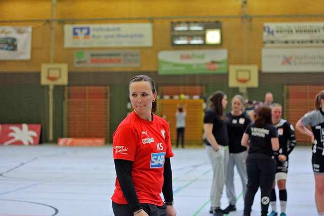 Trainerin Katrin Schneider nach dem Match gegen den TV Beyeröhde: erleichtert, froh, aber auch nachdenklich, weil ihr nicht alles gefallen hat, was ihre Mannschaft auf die Platte brachte.