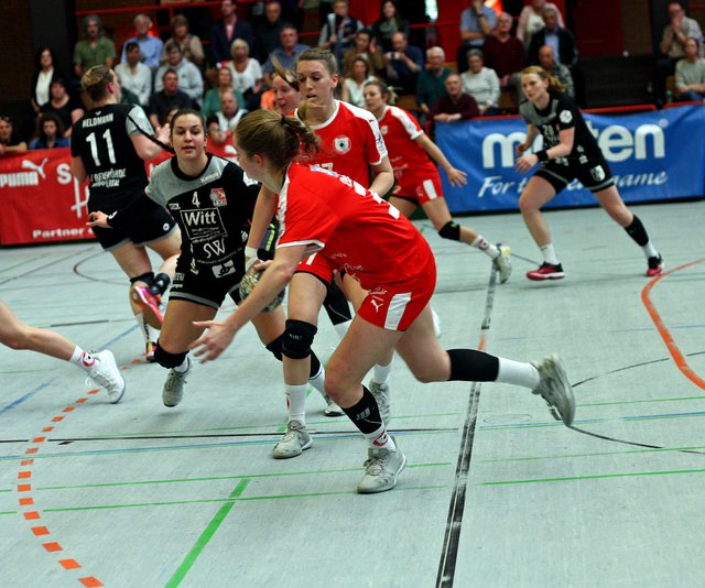 Verena "Ossi" Oßwald "raubt" Sophia Michalaidis, Kreisläuferin des TV Beyeröhde, den Ball und leitet den Konter ein. Die Defensive gewann das Spiel.