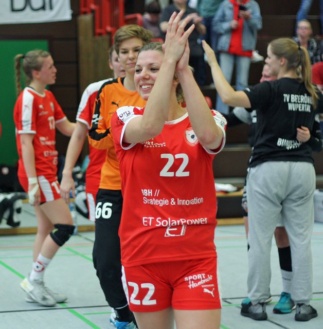 Saskia Fackel (22) auf der Runde zu den Fans...