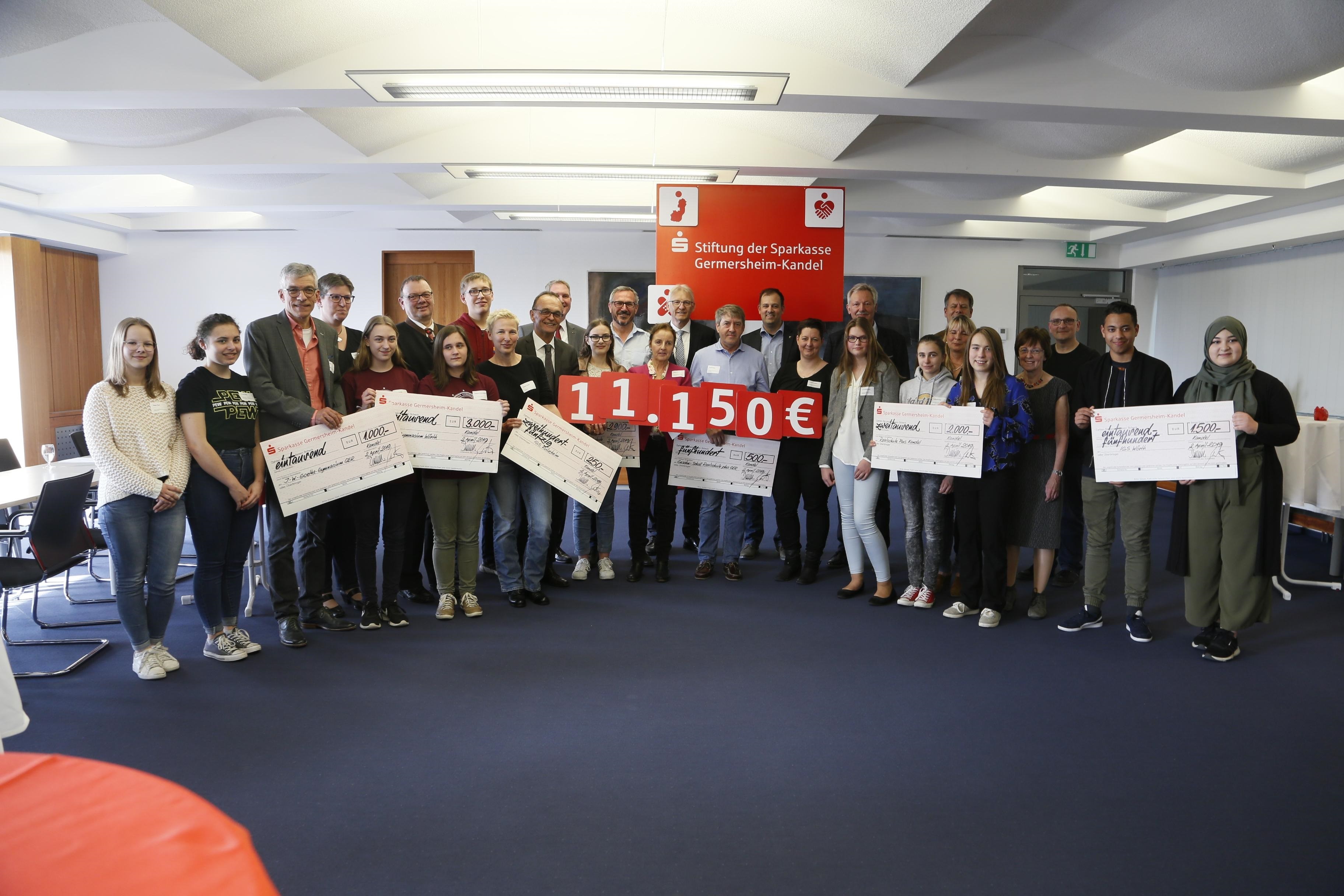 Gruppenbild nach der Übergabe der Stiftungsmittel.
