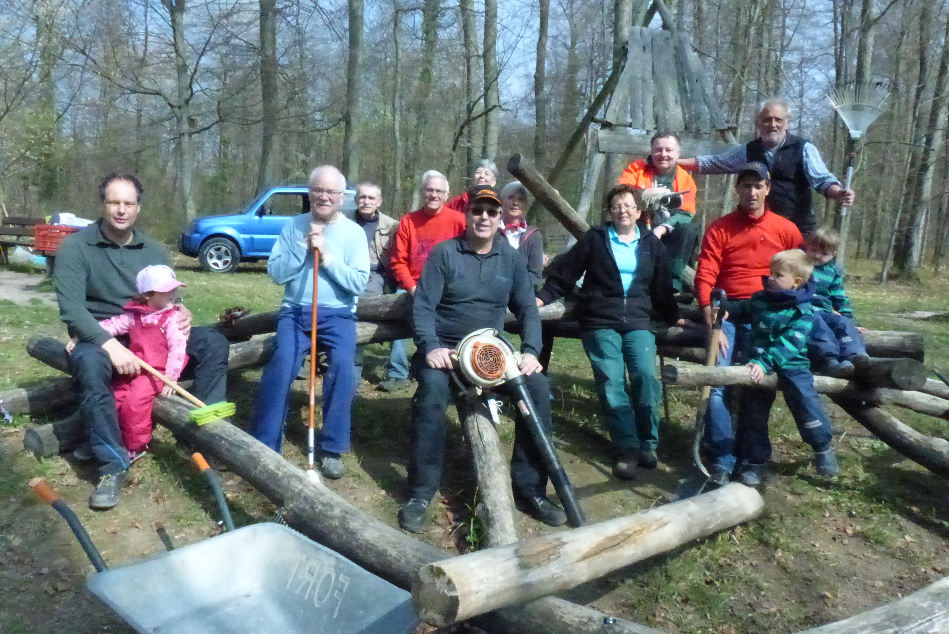 Der Waldspielplatz ist frühlingsfit gemacht