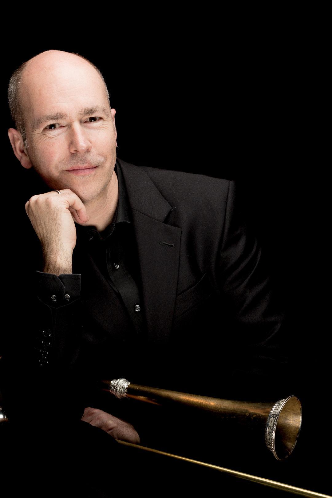 Das international besetzte Solistenensemble „Capricornus Ensemble Stuttgart“ steht unter der Leitung des Stuttgarter Posaunenprofessors Henning Wiegräbe.