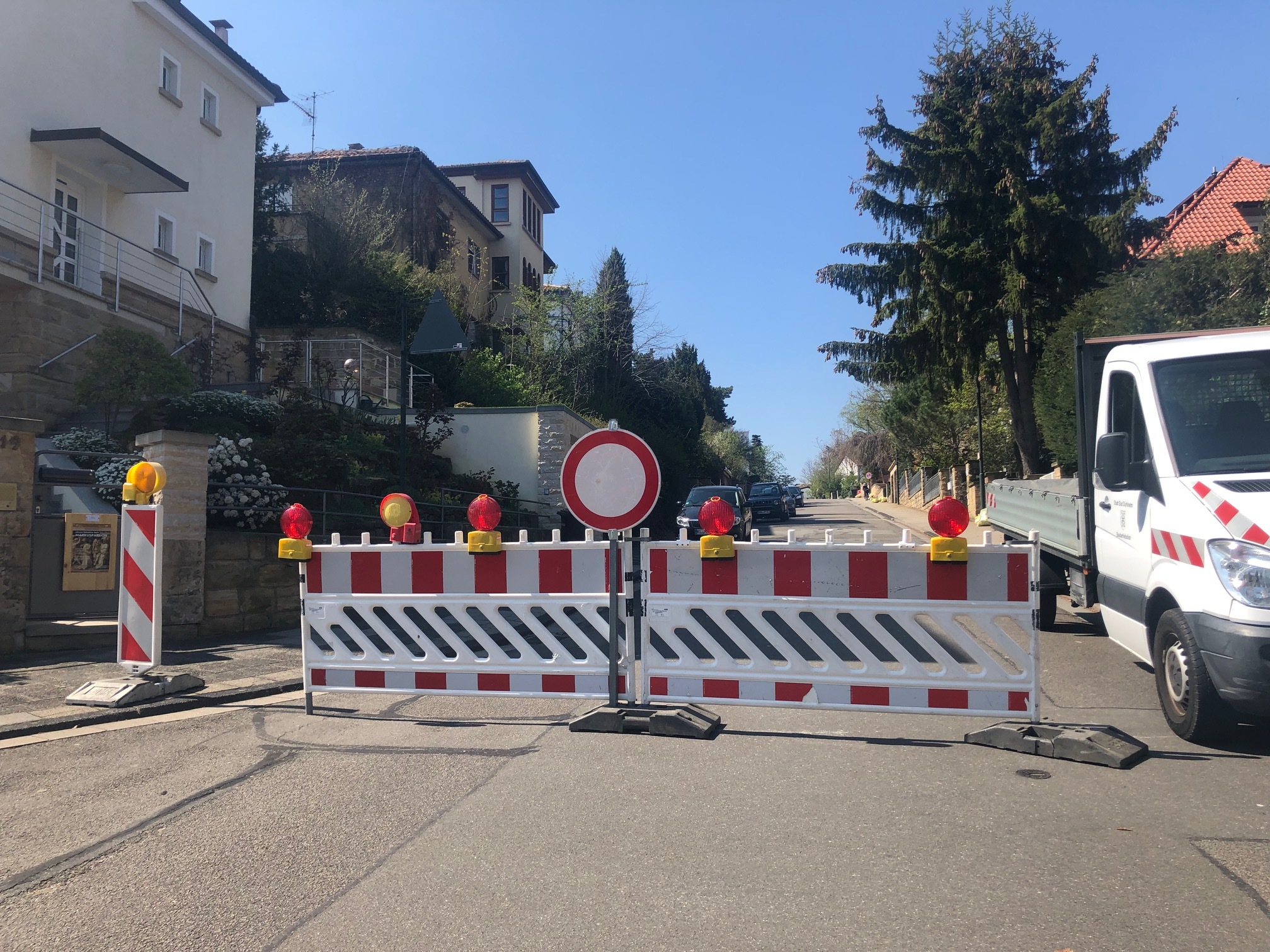 Die Fundstelle im Holzweg wurde vom Baubetriebshof großräumig abgesperrt.