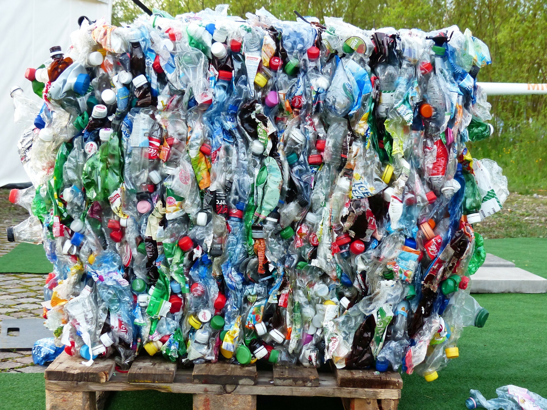 Tonnenweise Plastik-Müll entstehen durch PET-Flaschen.