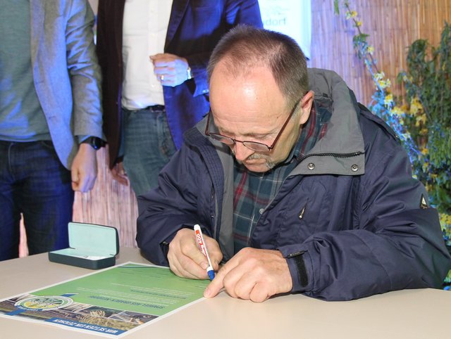 Die Erzeuger unterschreiben die freiwillige Verzichterklärung | Foto: Heike Schwitalla
