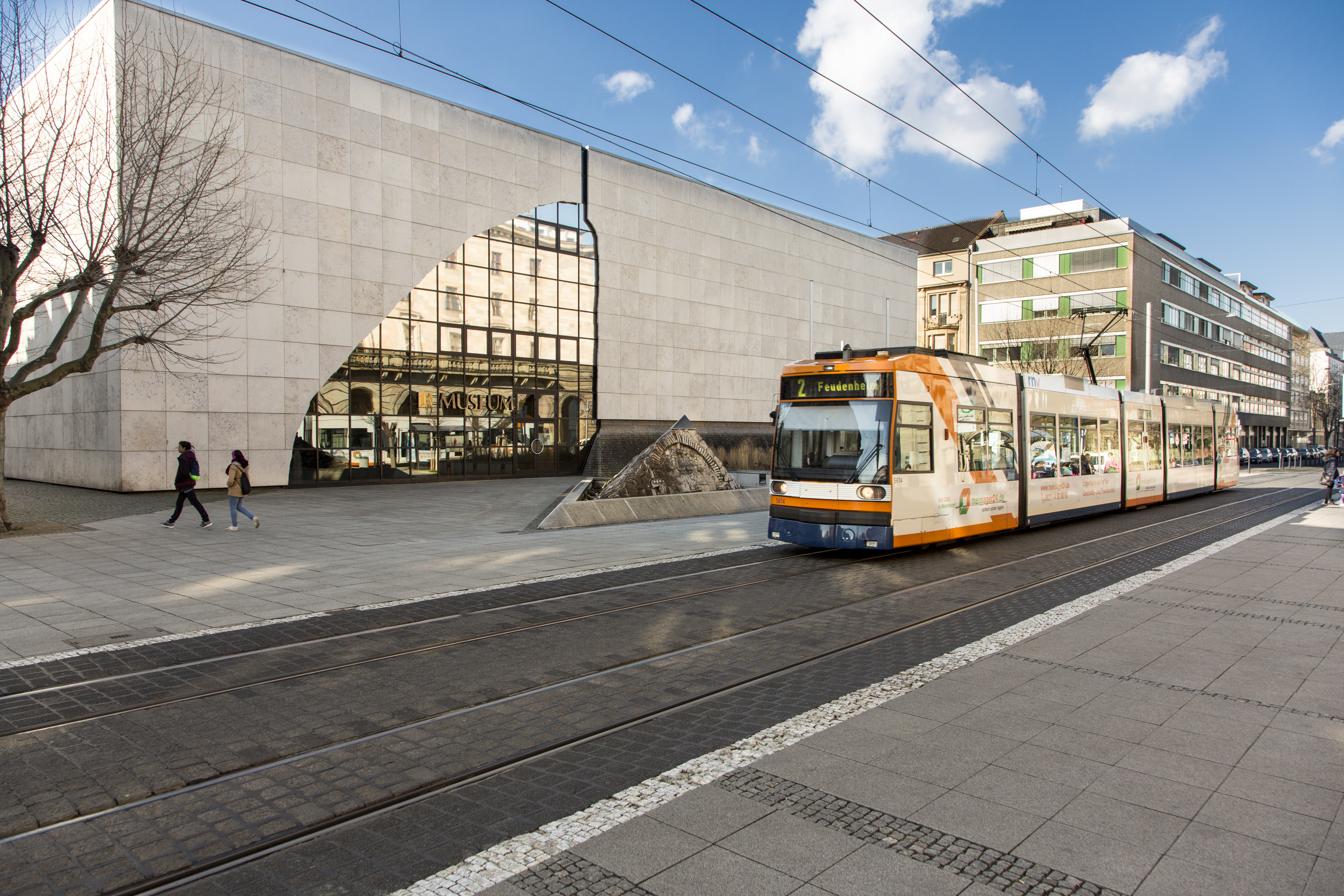 Eine Straßenbahn der Linie 2 am Museum Weltkulturen.