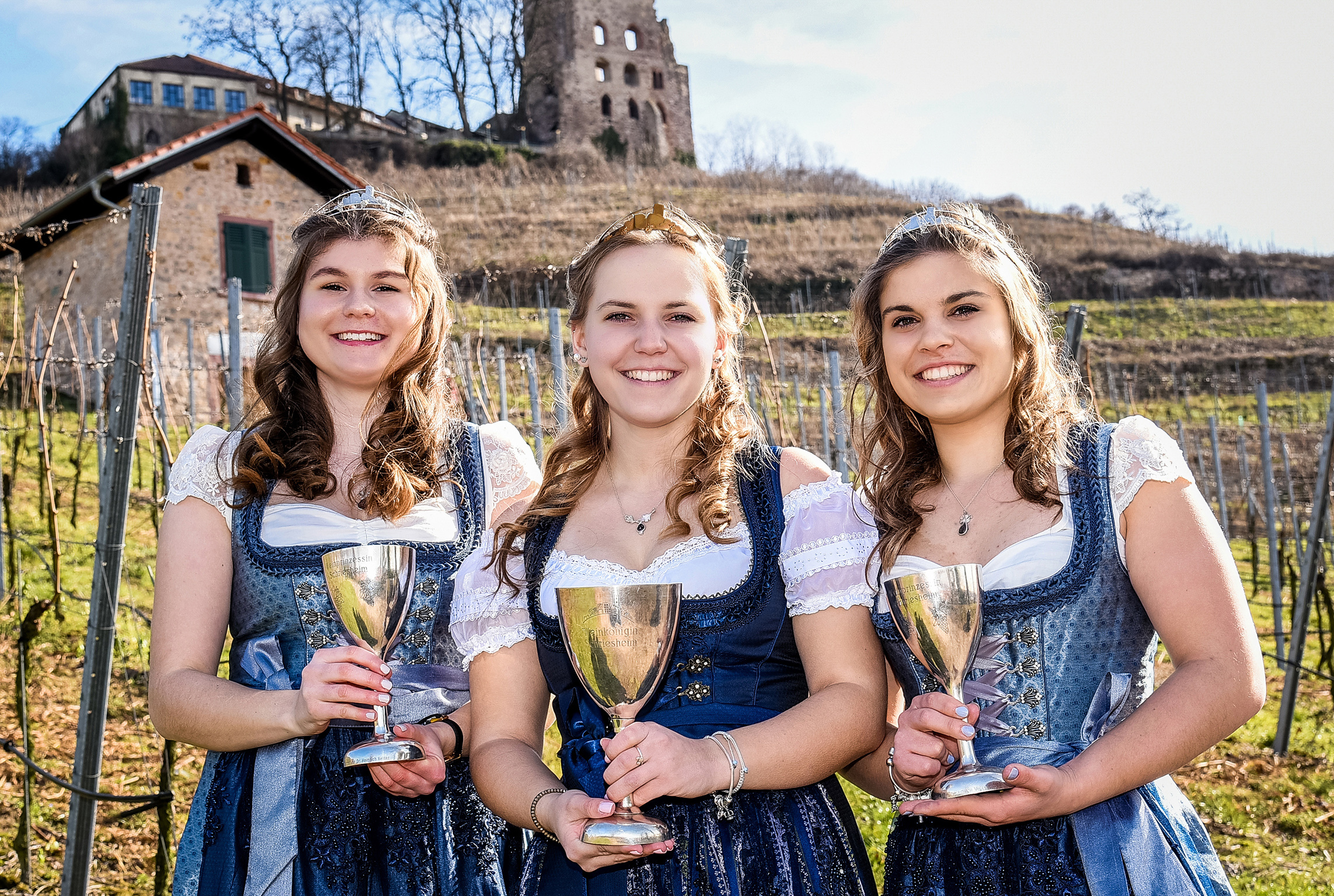 Schriesheims Weinkönigin Annalena Spieß (mitte) sowie die Weinprinzessinnen Nadja Grittmann (links) und Ann-Kathrin Haas sind nicht nur stolz auf ihren SchrieSecco weiß, sondern auch auf den Grauburgunder, Pinot Noir, Blanc De Noris, und St. Laurent von der badischen Bergstraße. foto: fotostudio schwetasch