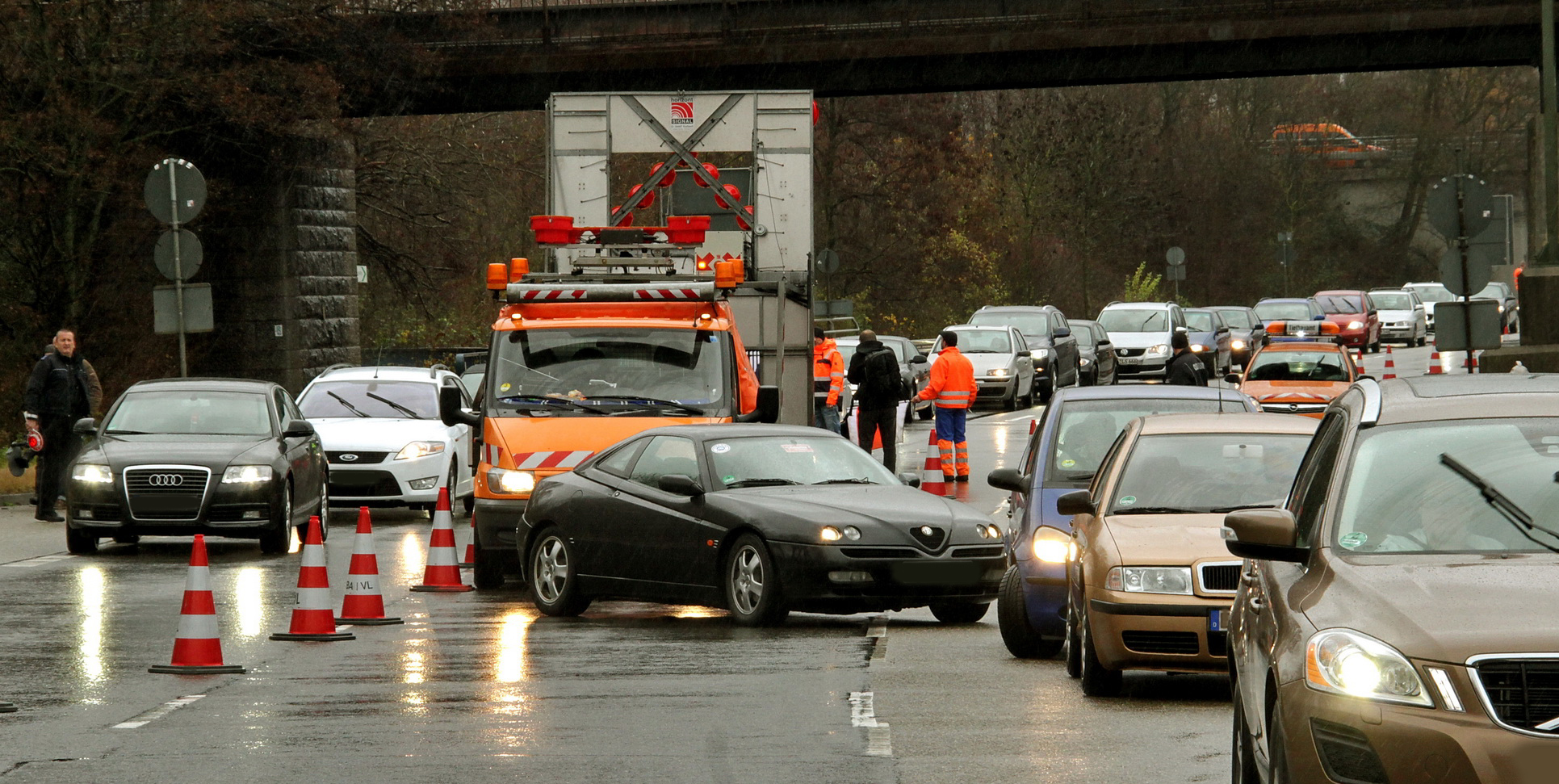 Staus und Behinderungen auf der Rheinbrücke zwischen karlsruhe und Wörth