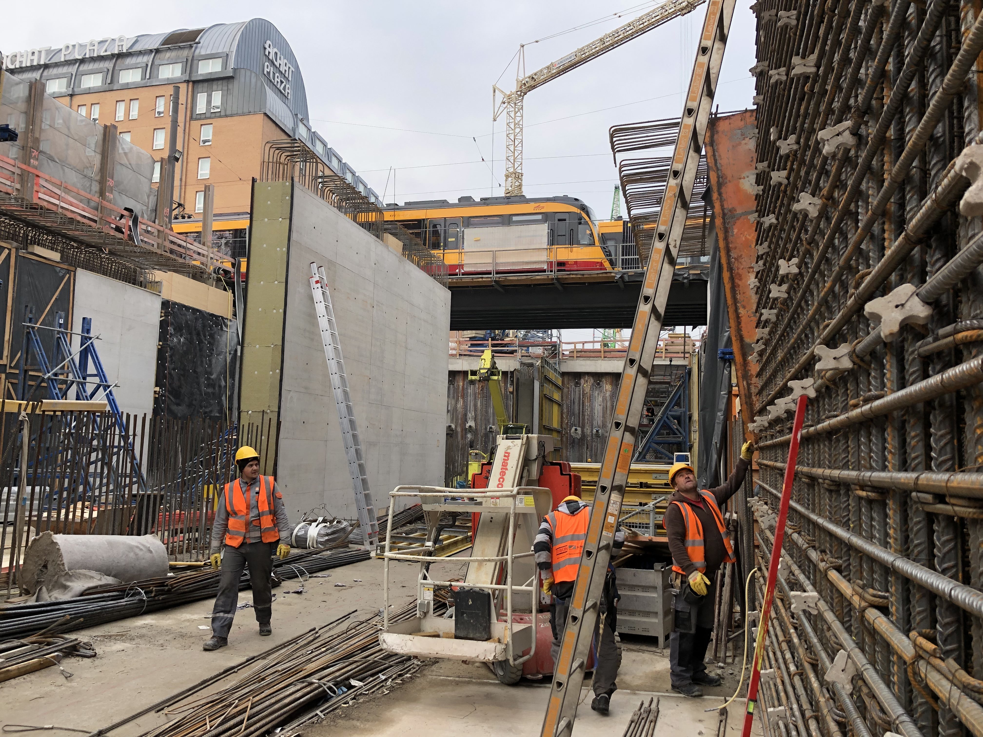 Sohlen und Wände: Unter dem Mendelssohnplatz ist der Tunnelbau in vollem Gange.