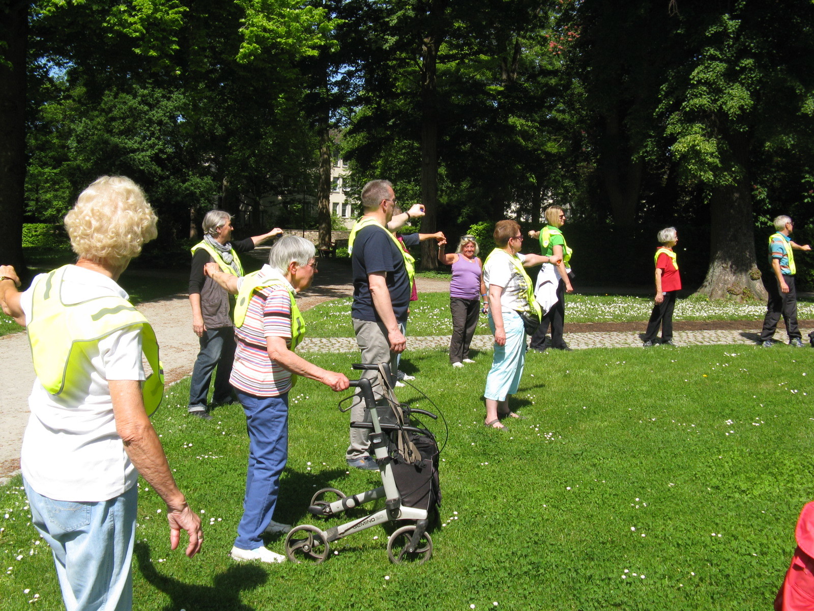 Bewegungsfreudige trainieren bei der Bewegten Apotheke im Durlacher Schlosspark.