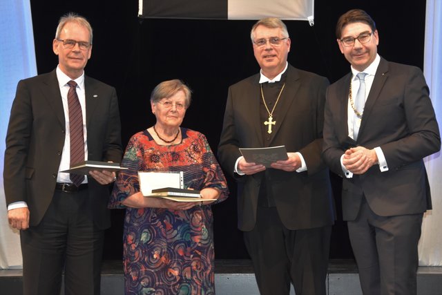 Der feierliche Moment: Albrecht Hornbach, Gerlinde Rahm und Dr. h.c. Christian Schad (v.l.n.r.) mit ihren Ehrenplaketten aus den Händen von OB Thomas Hirsch (r.). | Foto: stp
