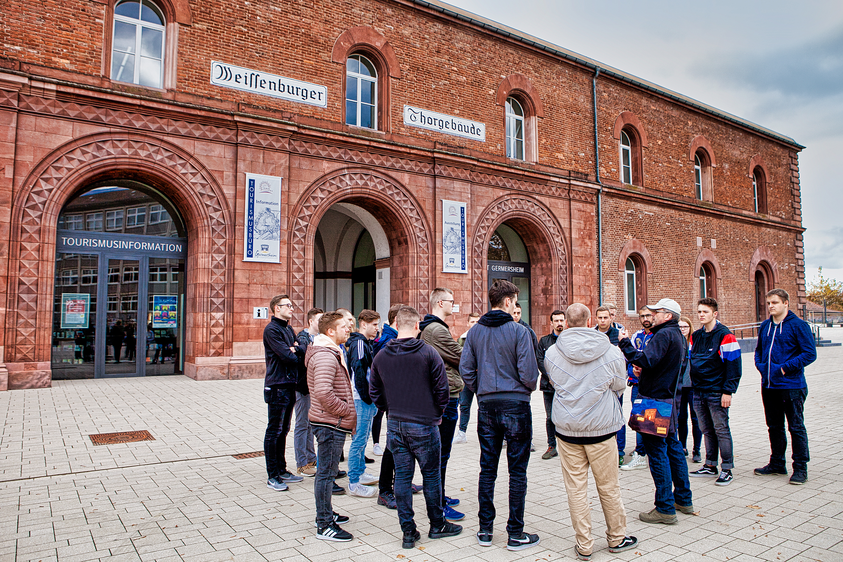 A guide show the impressive, well-preserved military buildings and the "Germersheimer Underworld". The tour is in english.