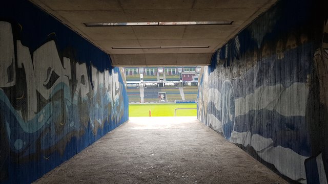 Durchgang in den Gästeblock - noch in KSC-Blau | Foto: jow