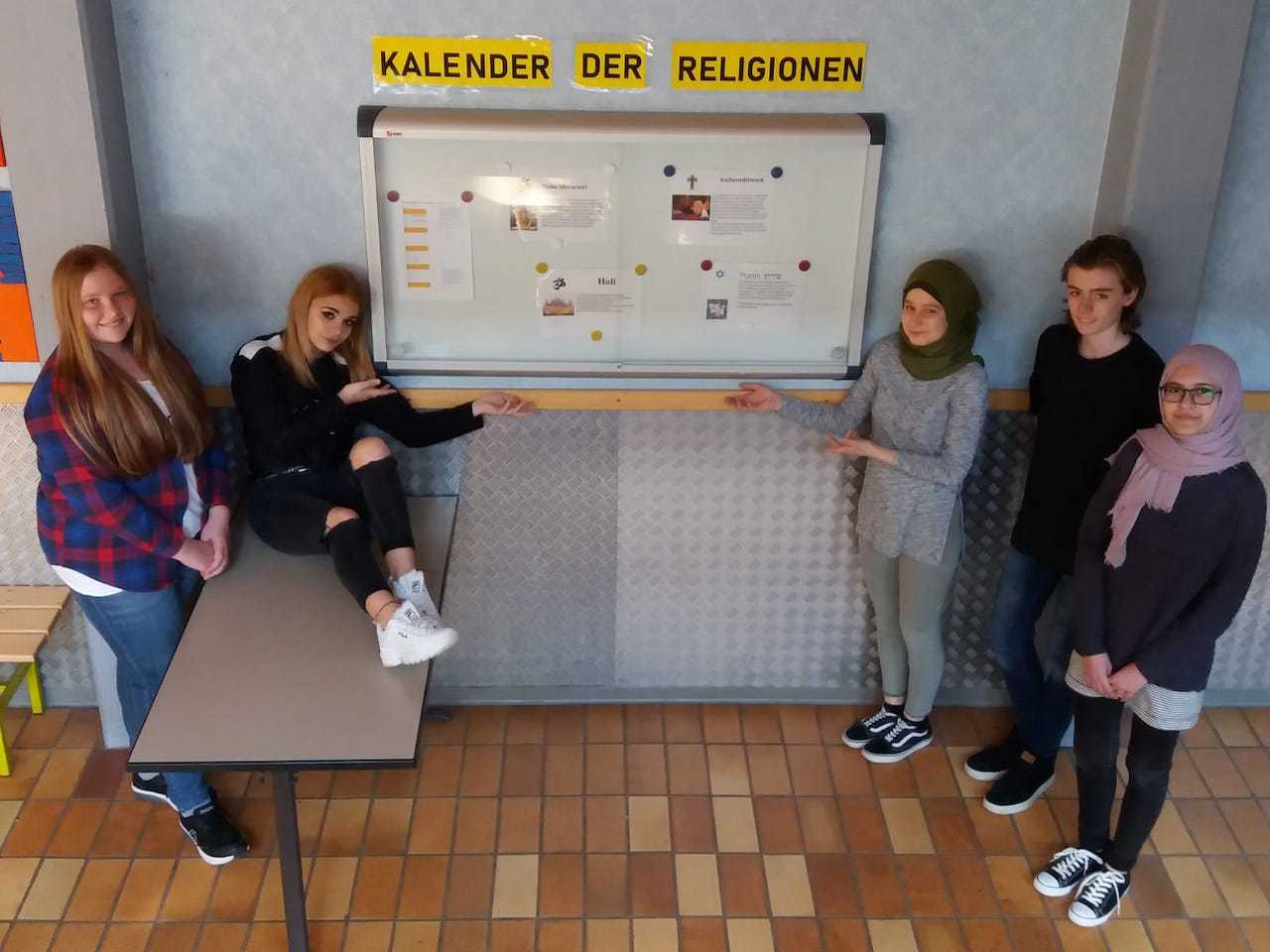 Der Kalender der Religionen wurde gut sichtbar im Eingangsbereich angebracht