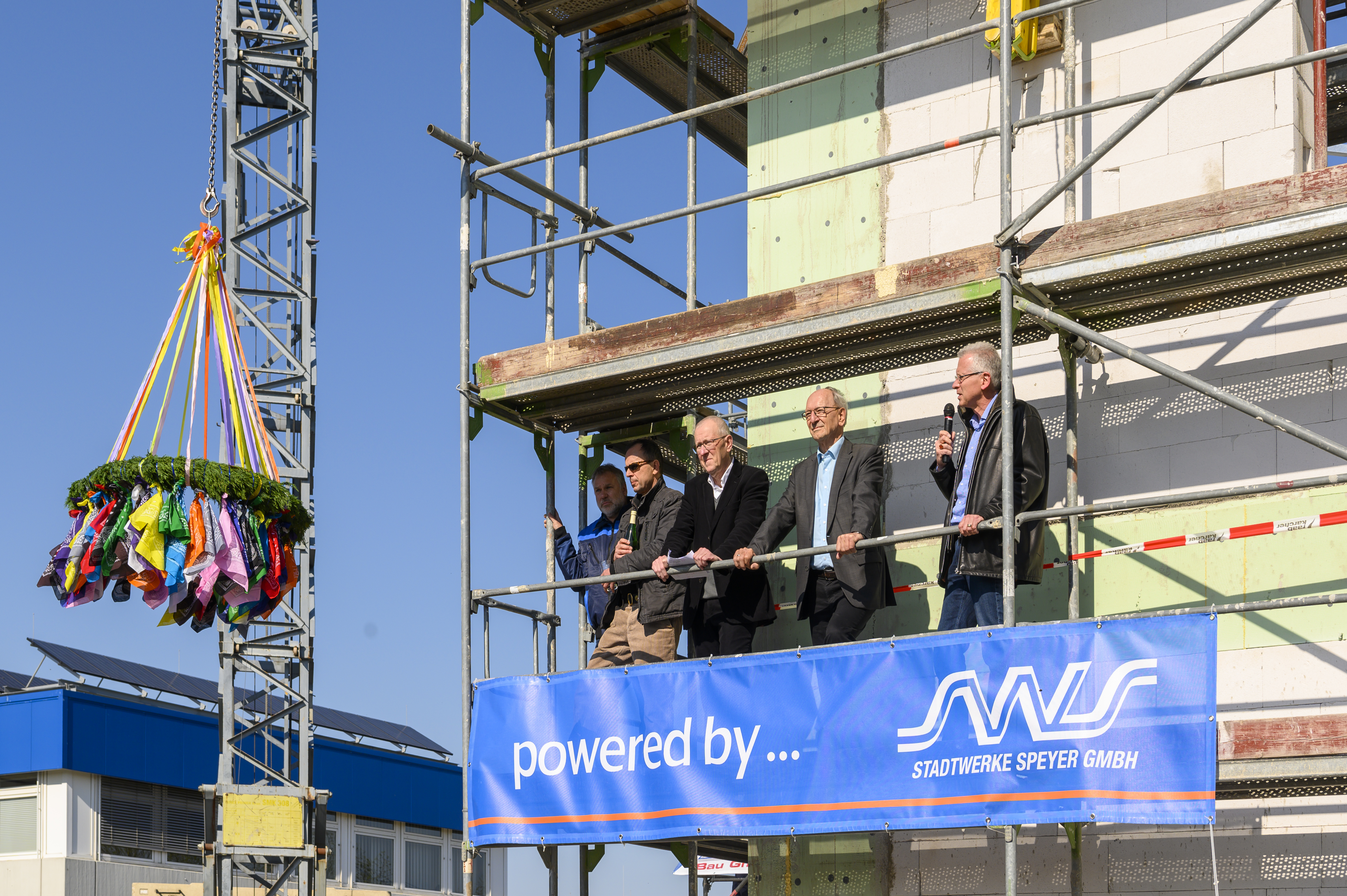 Richtfest bei den SWS: (v. l.) Ralf Lang (SWS), Roger Leng, Klaus Seither (beide Seither-Architekten), Dr. Gottfried Jung (SWS-Aufsichtsrat), Wolfgang Bühring (SWS).