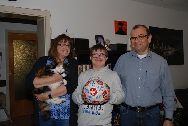 Marius mit seinen Eltern Stefan und Heidi sowie Katze Kira. | Foto: Pacher