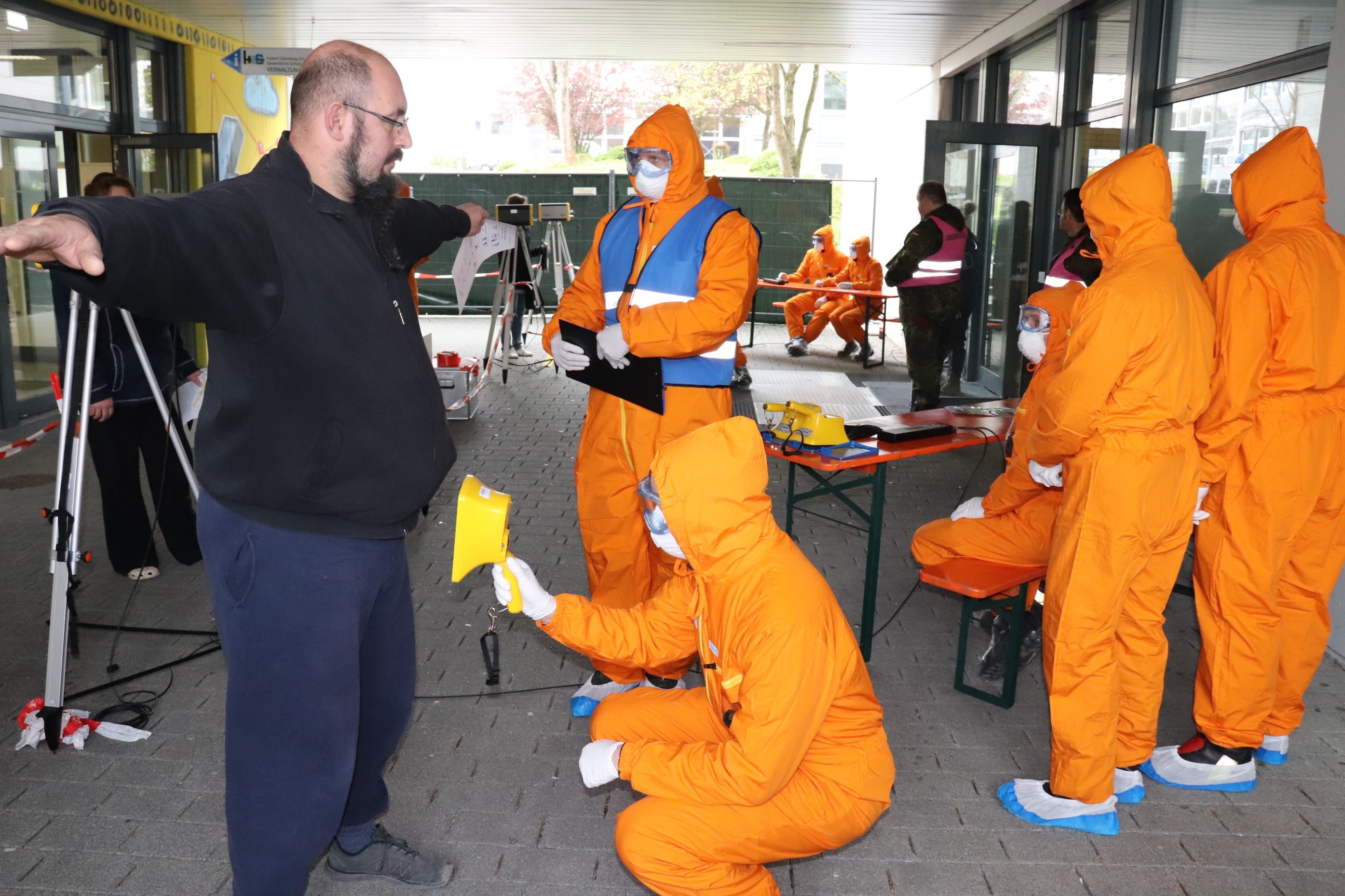 So überprüfen die Katastrophenschützer eine betroffene Personen aus dem von einer Freisetzung betroffenen Gebiet, auf eine mögliche Kontamination.