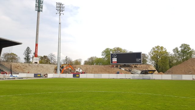Noch steht die Anzeigetafel - aber der Gästeblock ist weg | Foto: jow