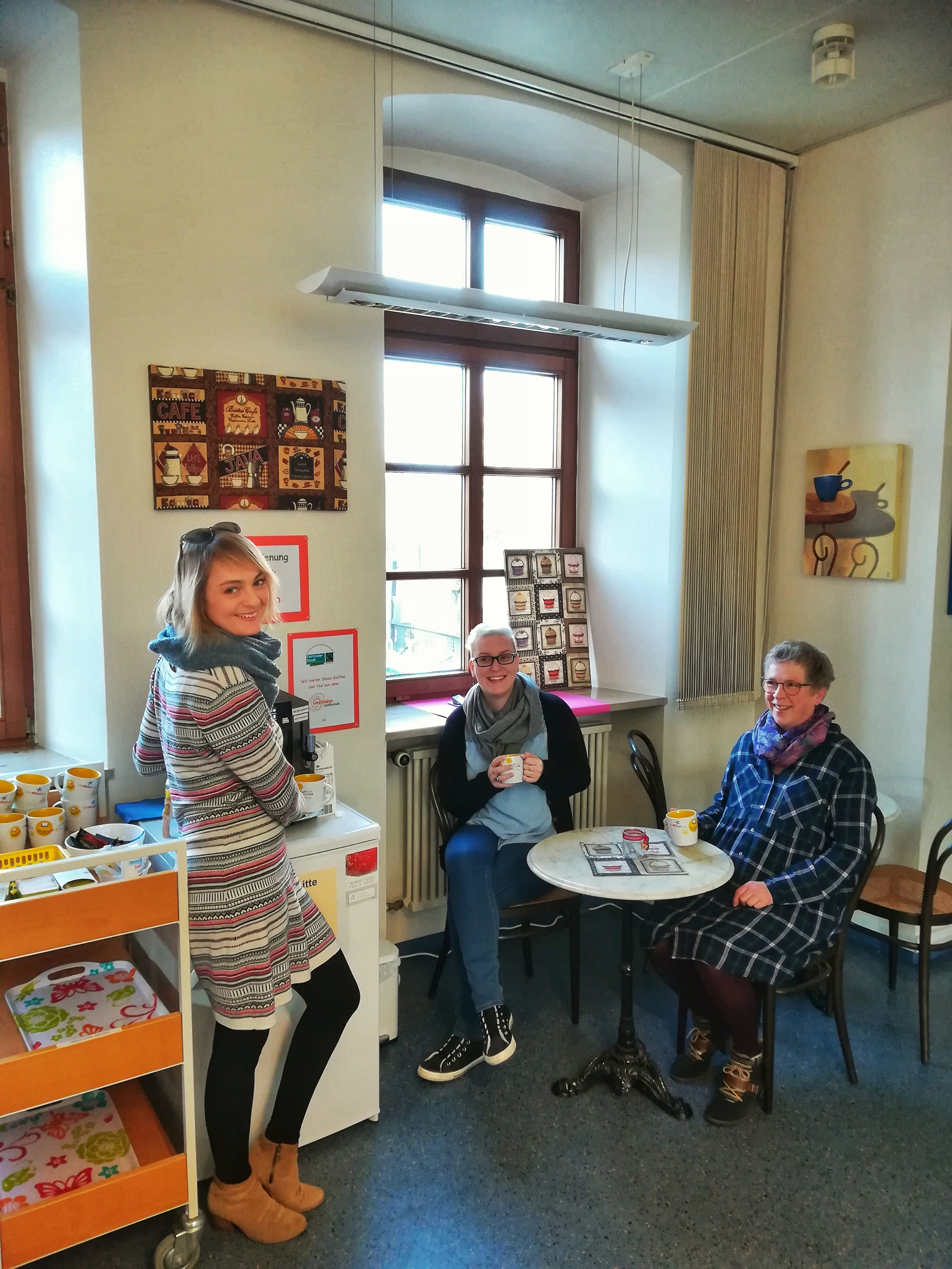 Bücherei-Leiterin Martina Kees (r.) und ihre Mitarbeiterinnen Christine Schmeer (l.) und Alexandra Lähn (Mitte) haben die neuen Angebote natürlich schon mal für Sie vorgetestet.