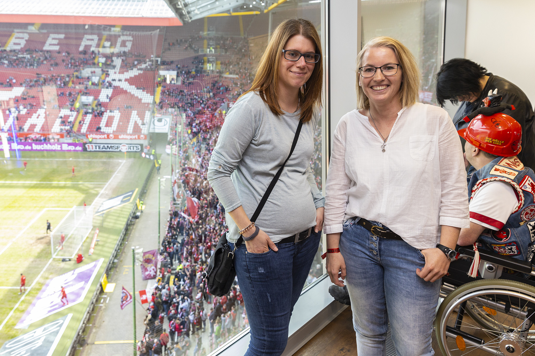 Gewinnerin Christine Schmidt (rechts) in der Layenberger Loge Foto: Jens Vollmer