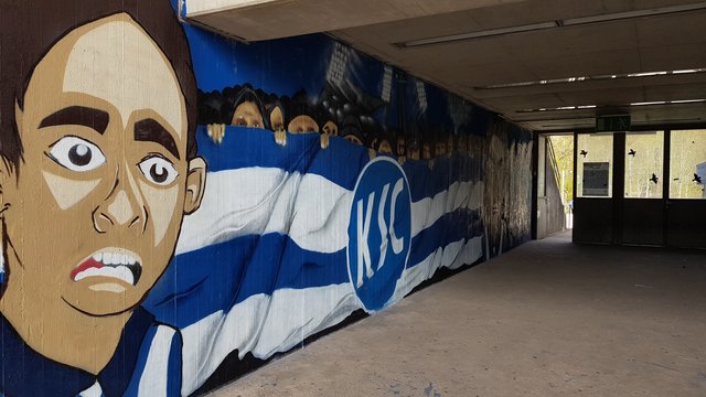 Noch ist der Gästebereich mit KSC-Logo | Foto: jow