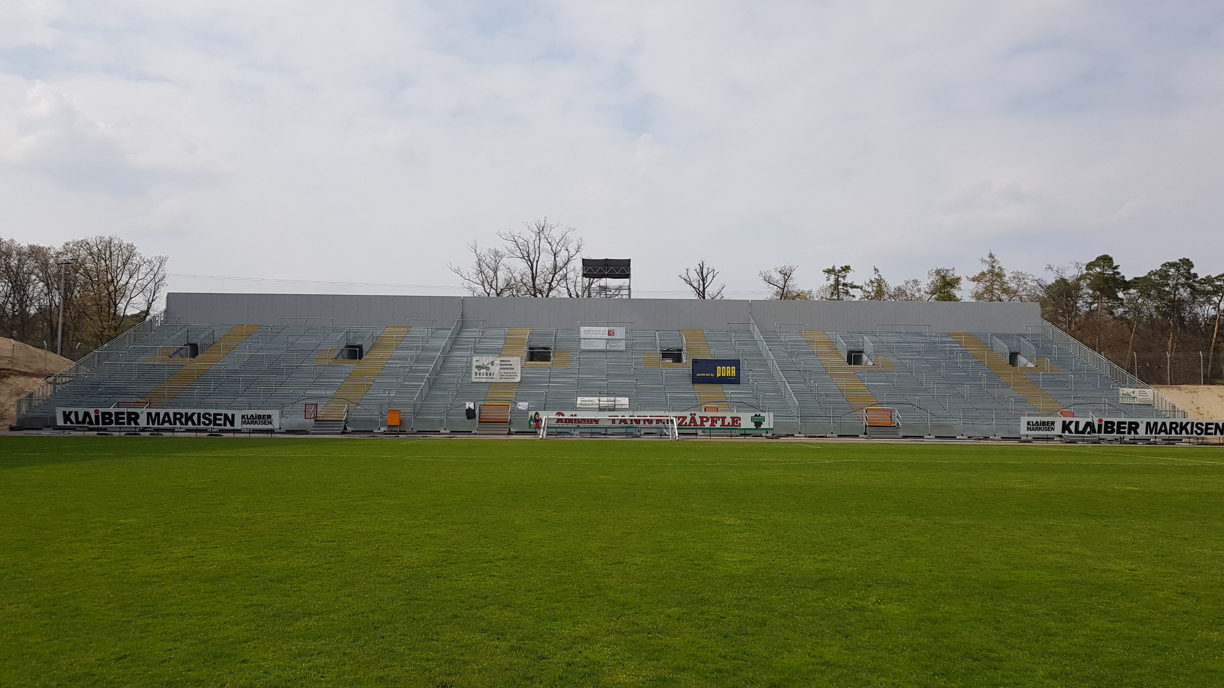 Blick auf die provisorische Nordtribüne, temporäre Heimat der KSC-Fans