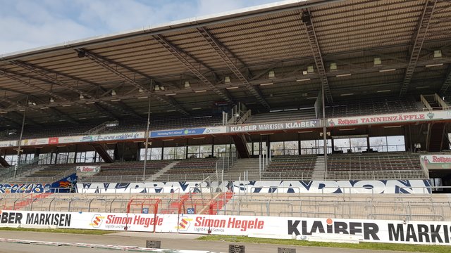 Die Hälfte (rechts) ist Gästebereich, links unten bleibt der ehemalige KSC-Fanbereich leer | Foto: jow