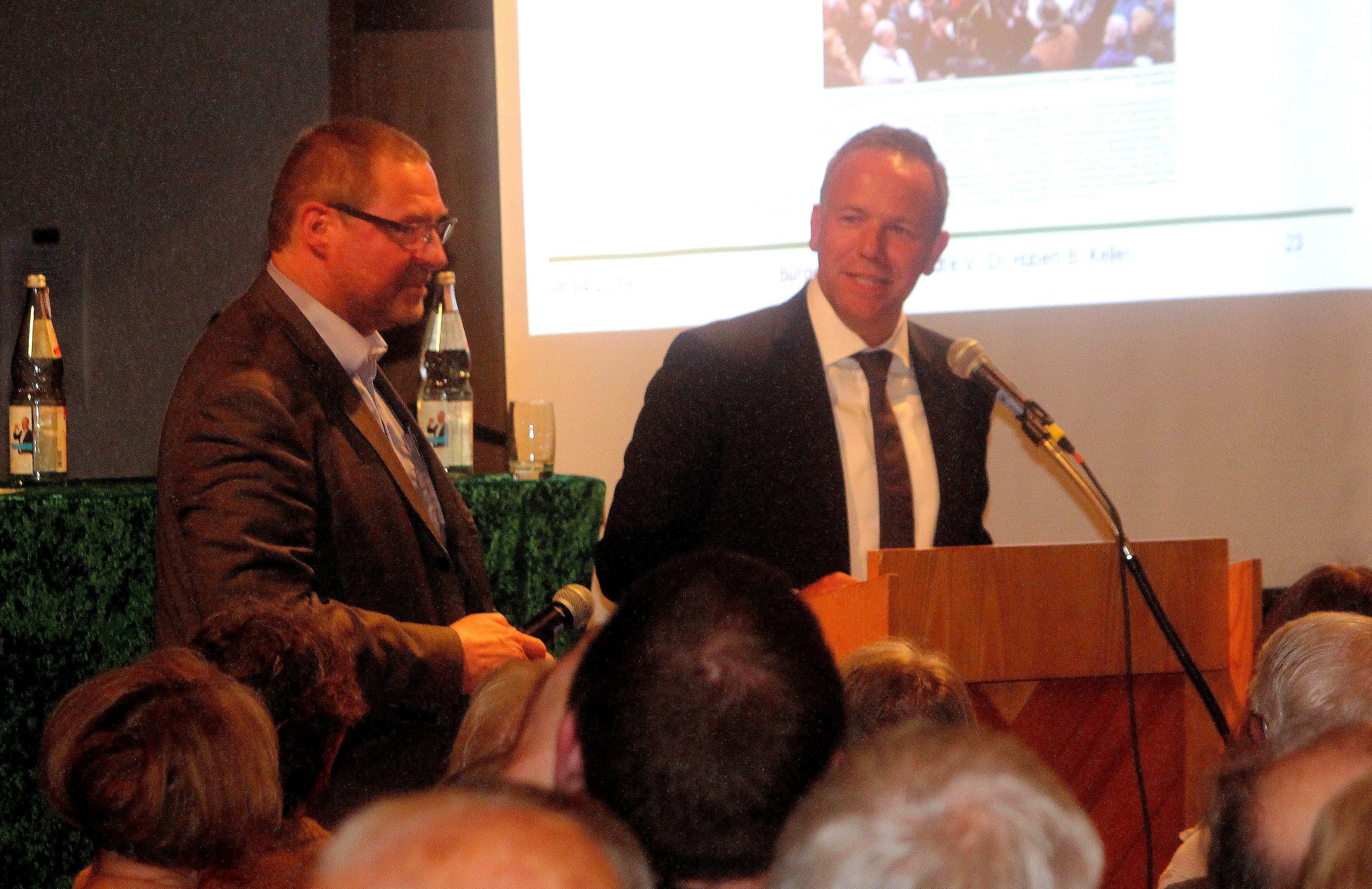 Im Zwiegespräch (v.l.): Waldstadts Bürgervereinschef Hubert Keller und Bürgermeister Daniel Fluhrer foto: HT