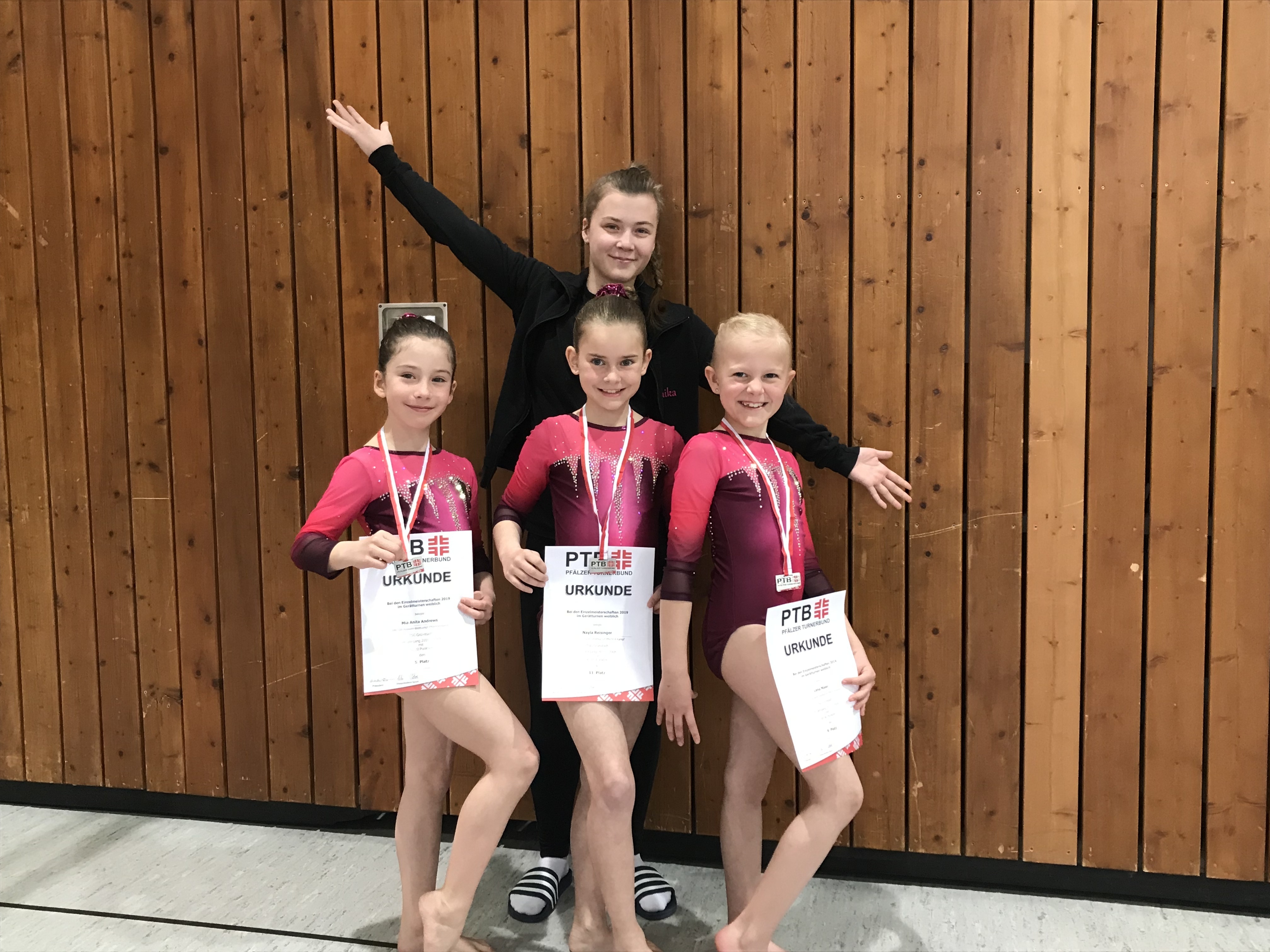 Mia A. Andrews, Nayla Reisinger und Lena Maier (von links) mit ihrer Trainerin Annika Sommer.